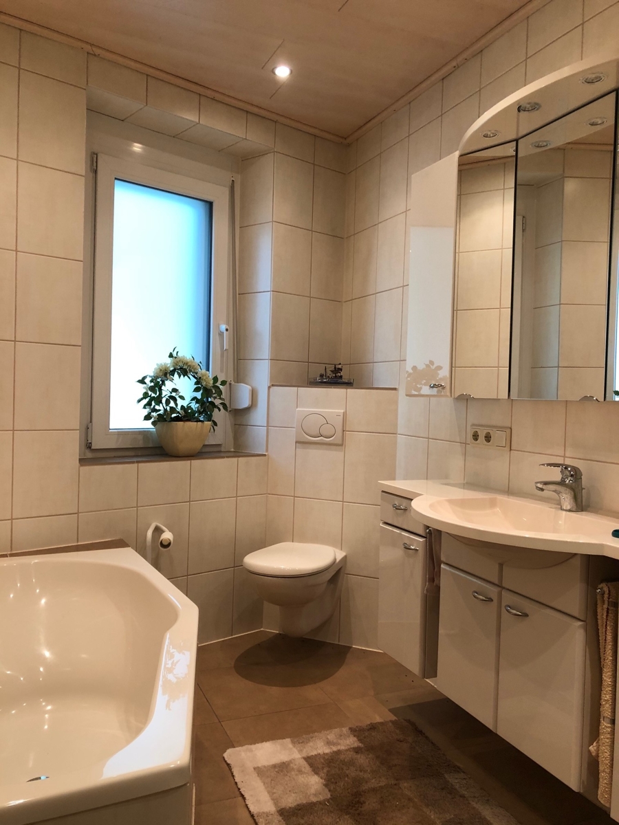 Badezimmer mit Wanne und Dusche Einfamilienhaus Bonn / Endenich