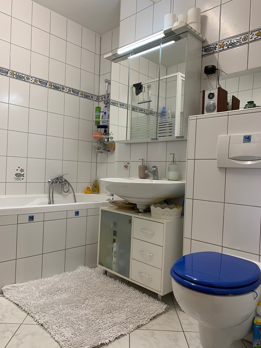 Ansicht Badezimmer mit Wanne und Dusche Reihenhaus Sankt Augustin