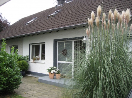 Ansicht 1 Eingangsbereich Sankt Augustin-Schmerbroich - Schmerbroich Doppelhaush�lfte Sankt Augustin, DHH ca.130 m� Wfl. 5-6 Zi. K�che, Diele, Bad-DU, Terrasse, Garten und Garage, Keller
