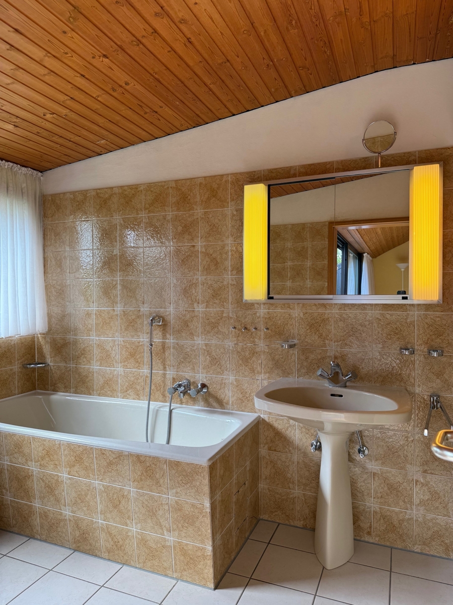 Elternbad mit Wanne und Dusche Zweifamilienhaus Sankt Augustin