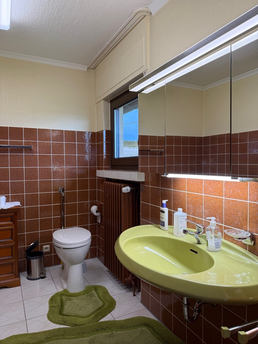 2 tes Badezimmer mit Wanne und Dusche Einfamilienhaus Thomasberg