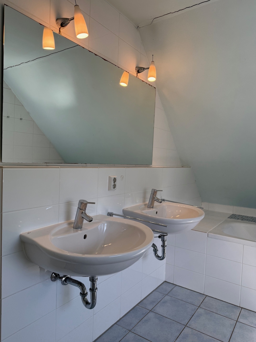 Ansicht Bad mit Wanne und Dusche Doppelhaush�lfte Sankt Augustin