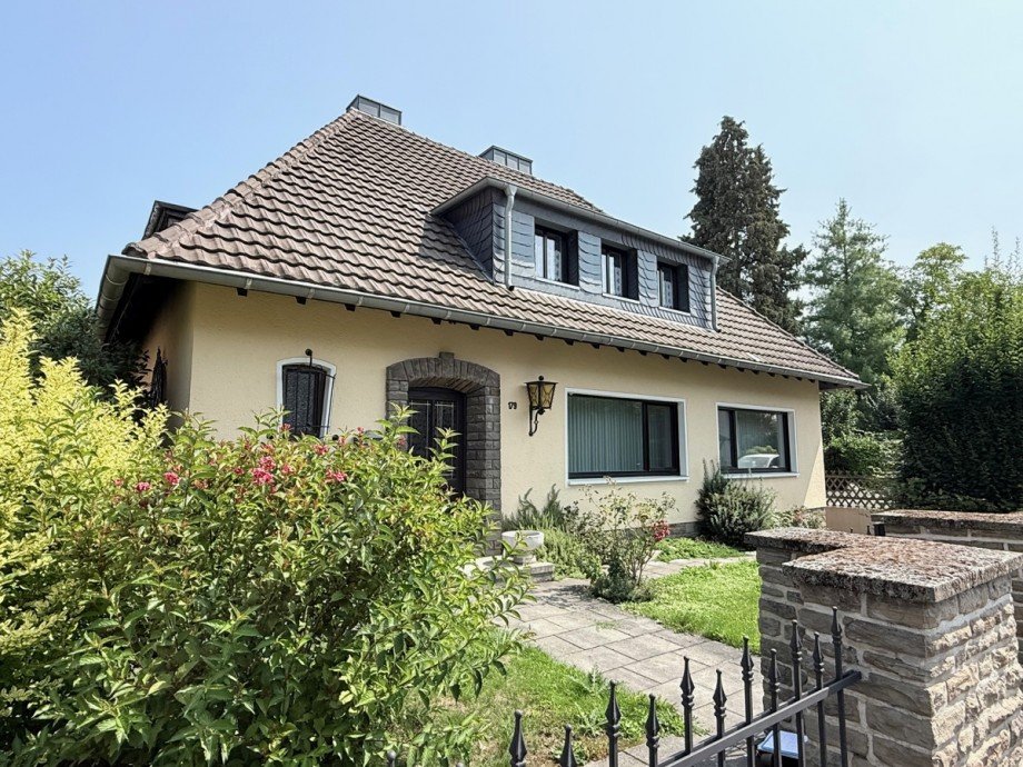 Stra�enansicht Einfamilienhaus Bonn