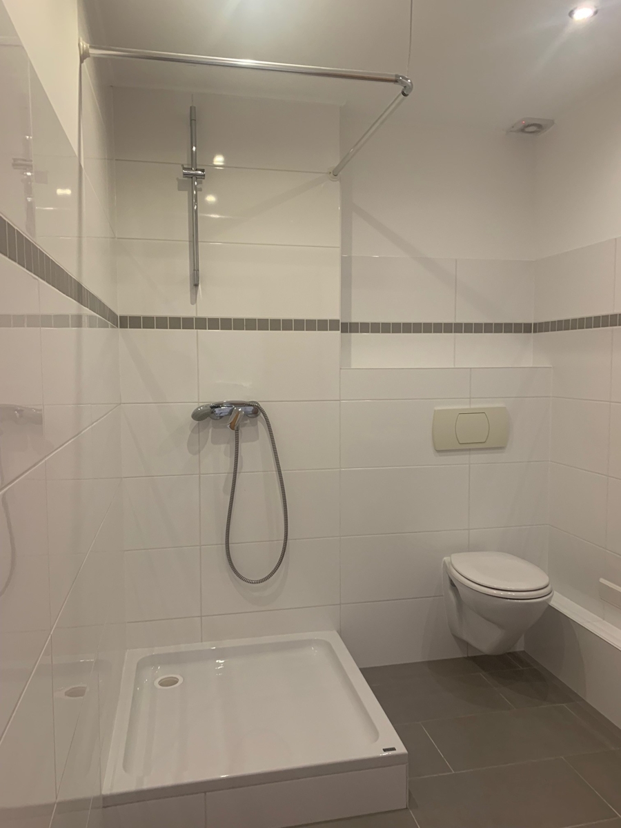 Dusche mit WC im Dachgeschoss Reihenhaus Hennef