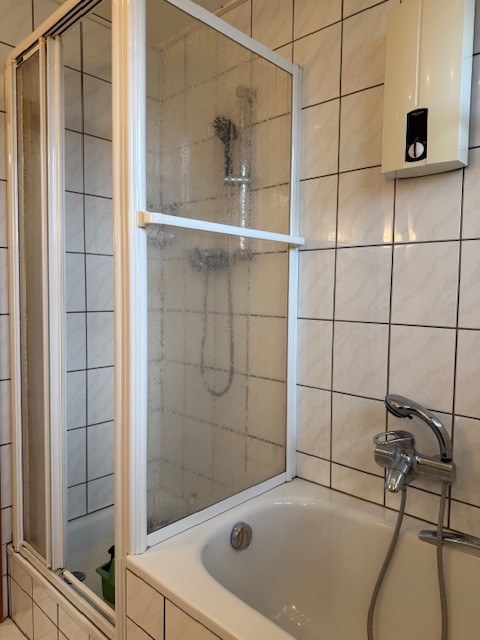 Bad mit Wanne und Dusche Etagenwohnung Sankt Augustin