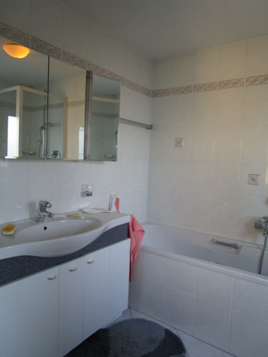 Bad mit Dusche, Wanne und WC im OG Haus Sankt Augustin