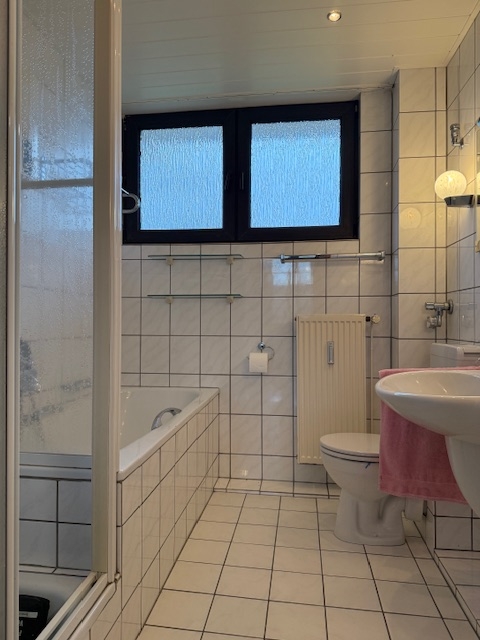 Bad mit Wanne und Dusche Etagenwohnung Sankt Augustin