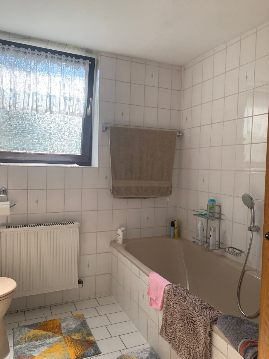 Bad mit Wanne und Dusche Etagenwohnung Sankt Augustin