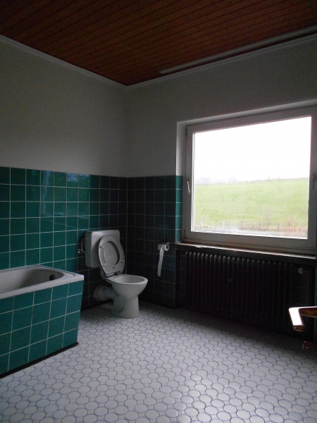 Bad mit Wanne im OG 1 Doppelhaush�lfte Ruppichteroth