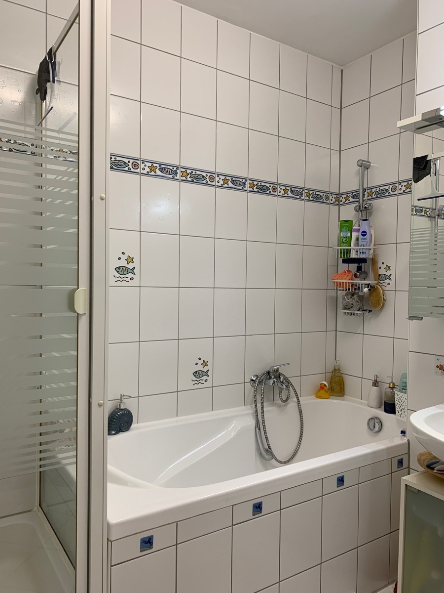 Ansicht Badezimmer mit Wanne und Dusche Reihenhaus Sankt Augustin