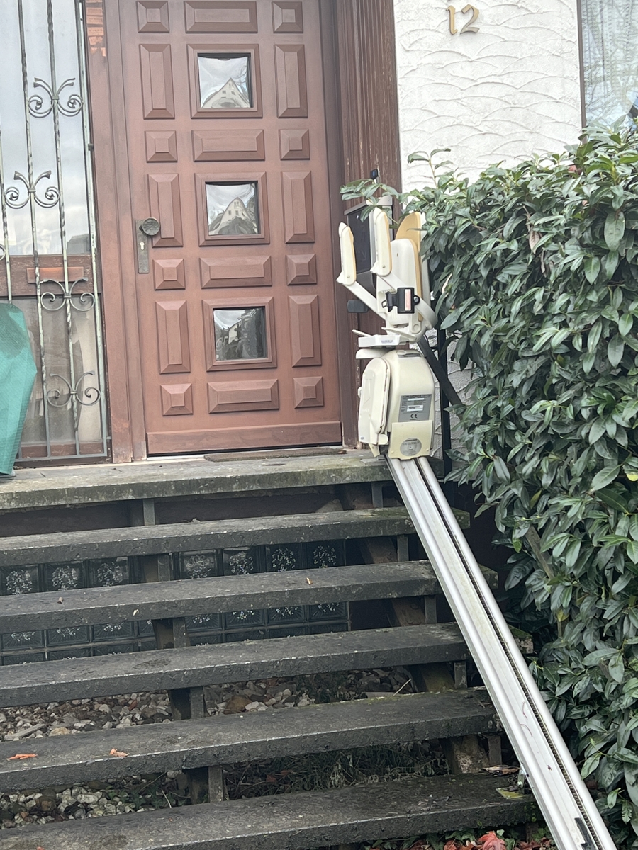 Hauseingang mit Treppenlift Bungalow Sankt Augustin