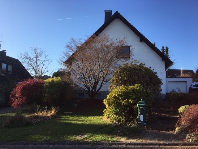 Hausansicht mit Zuweg und Vorgarten Einfamilienhaus Much / Marienfeld