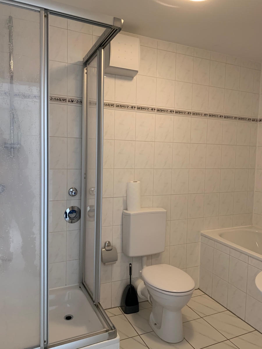 Ansicht Bad mit Wanne und Dusche Etagenwohnung Bonn