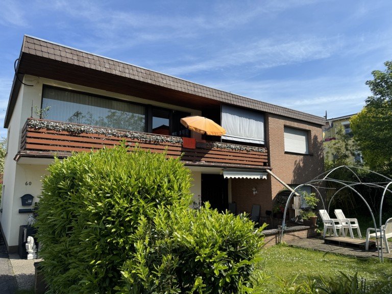 Vorderansicht R�srath Zweifamilienhaus R�SRATH, freist. 1-2 Fam.Haus, 7 Zi. ca. 220 m� WNfl. ca. 866 m� Grst., Terrasse, Balkon, 3 Garagen