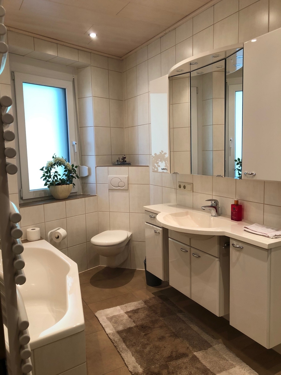 Badezimmer mit Wanne und Dusche Einfamilienhaus Bonn / Endenich