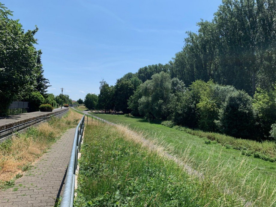 Weg zum Spielplatz und Fahrradweg Doppelhaush�lfte Niederkassel