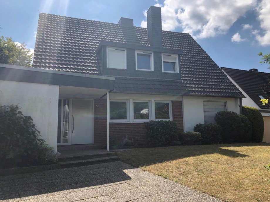 Hausansicht mit Eingangsbereich und Vorgarten Einfamilienhaus Sankt Augustin