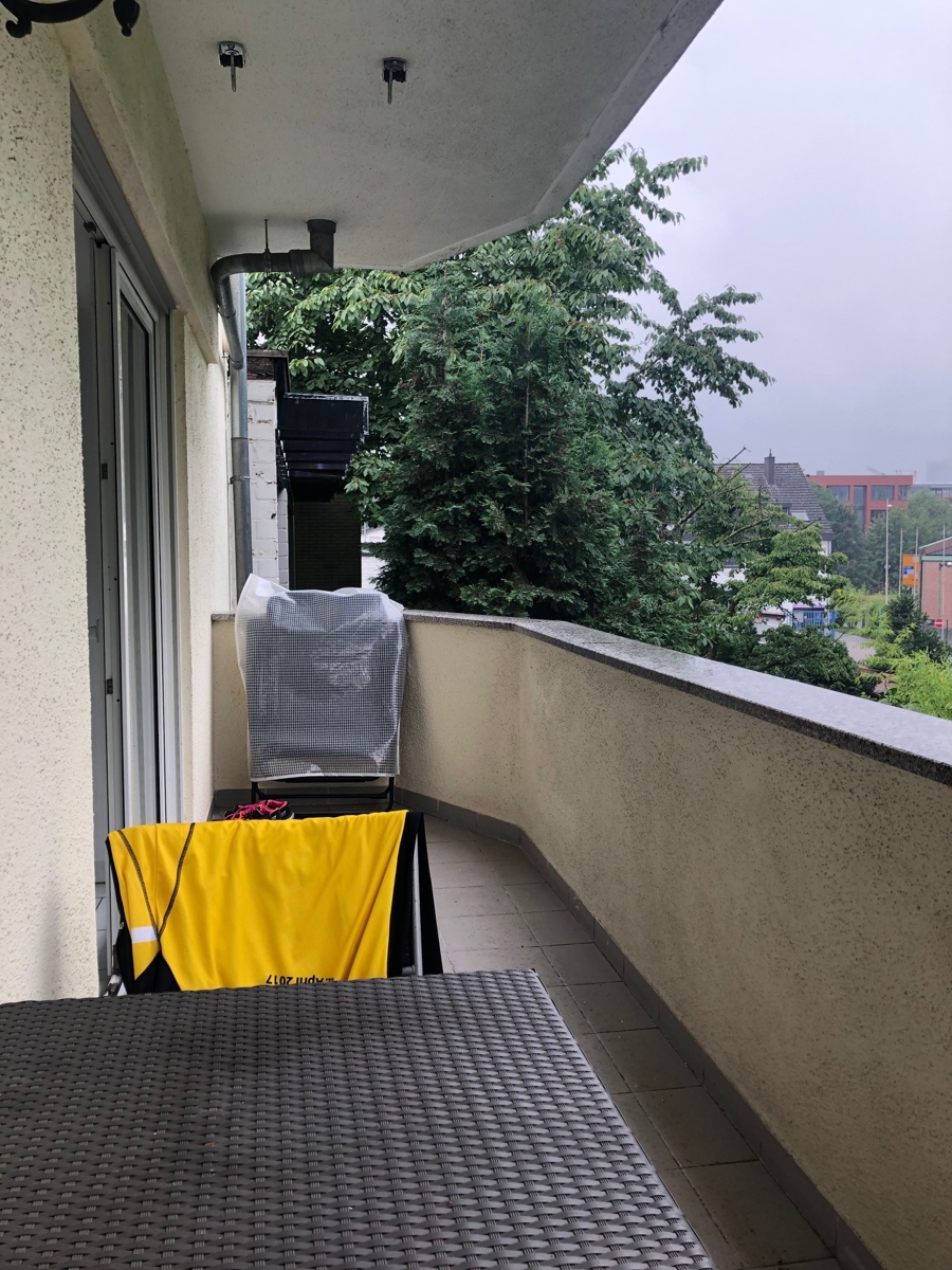 �berdachter gro�er Balkon Etagenwohnung Bonn