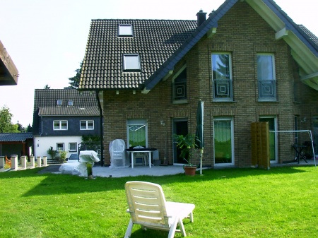 Hausansicht 4 Buchholz (Westerwald) / Jungeroth - Jungeroth Doppelhaush�lfte BUCHHOLZ, Ortsteil Jungeroth, gepfl. EFH mit Einliegerbereich ca.150 m� Wfl. Terrasse, Garten
