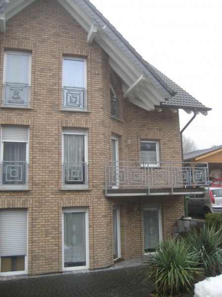 Frontansicht mit Balkon Doppelhaush�lfte Buchholz (Westerwald) / Jungeroth