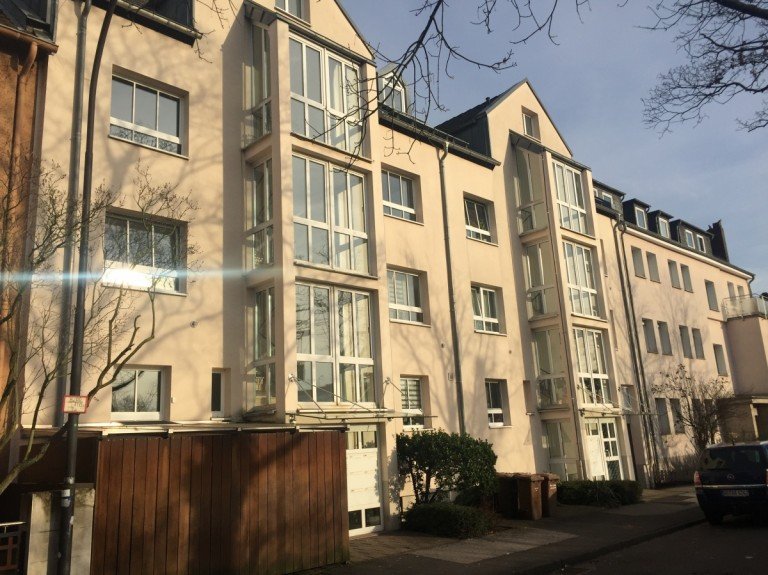 Aussenansicht mit Eingang Troisdorf Etagenwohnung TROISDORF in zentraler Lage, sch�ne 3 Zimmer-Maisonette-Wohnung, Bj. ca. 1993 mit ca. 80 m� Wfl., TG
