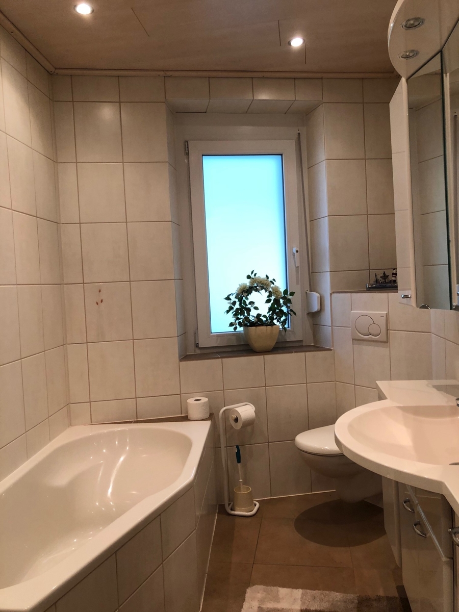Badezimmer mit Wanne und Dusche Einfamilienhaus Bonn / Endenich