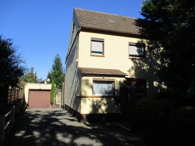 Aussenansicht Sankt Augustin Niederpleis - Niederpleis Einfamilienhaus St. Augustin Niederpleis, freist. Einfamilienhaus, ca. 125 m� Whf., Garage und Garten, WG-tauglich.