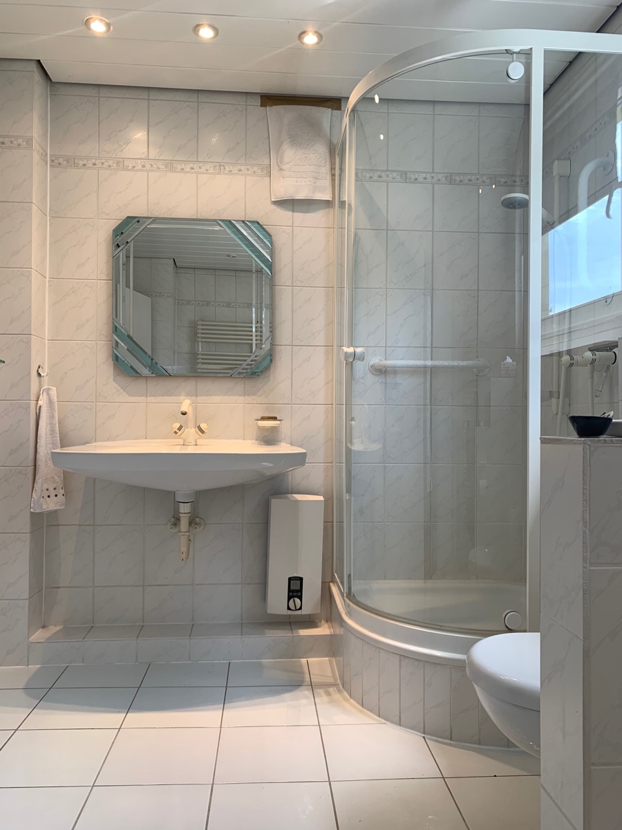 Bad mit Dusche und WC im 1. OG Zweifamilienhaus Troisdorf