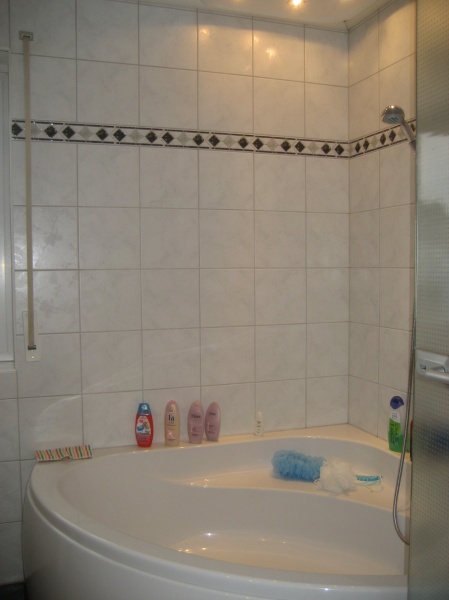 Badezimmer mit Eckwanne Ansicht 2 Doppelhaush�lfte Buchholz (Westerwald) / Jungeroth