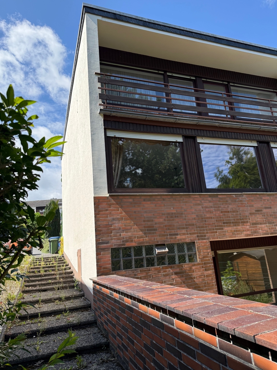 Seitenansicht mit seitlicher Treppe Reiheneckhaus Bonn