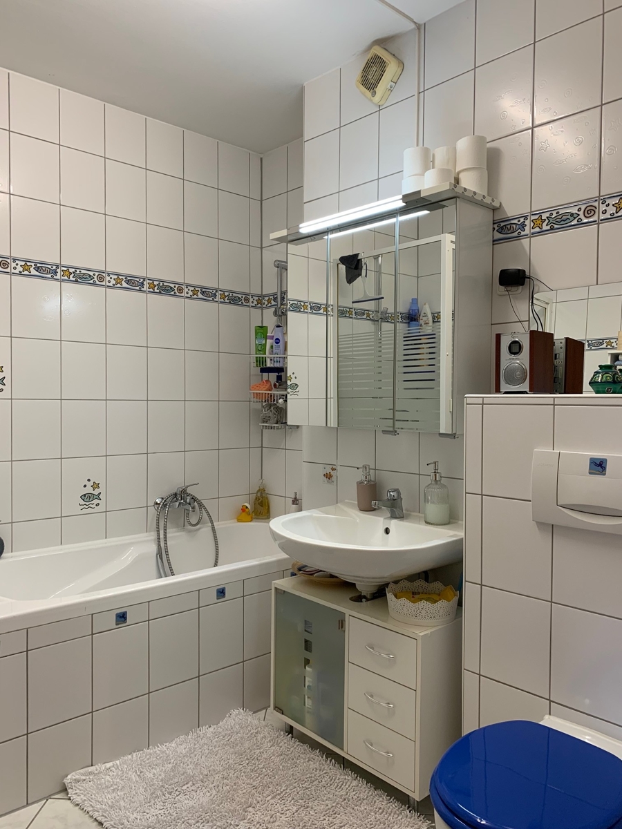Ansicht Badezimmer mit Wanne und Dusche Reihenhaus Sankt Augustin