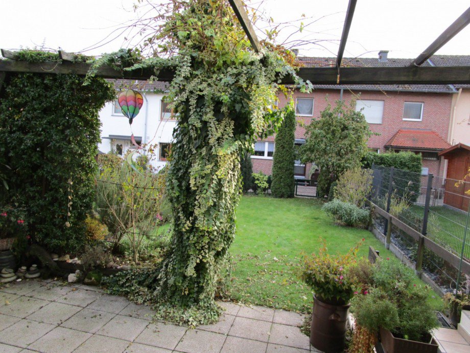 Terrasse mit Blick in den Garten Reihenhaus Sankt Augustin