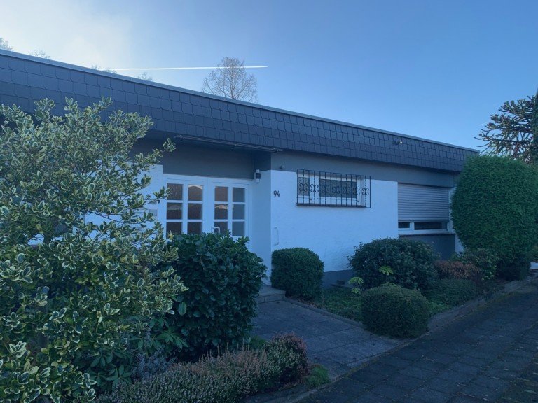 Eingangsbereich Sankt Augustin Bungalow SANKT AUGUSTIN Bungalow, ca. 153 m� Wohnfl�che, 5-6 Zimmer, zzgl. 80 m� Keller, 400 m� GrSt. Garage