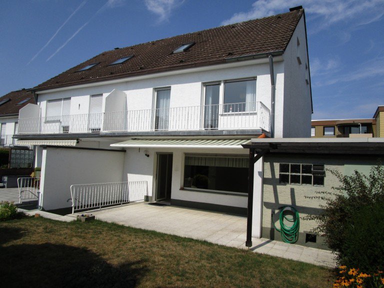 R�ckansicht mit Garten und Terrasse Sankt Augustin - Niederberg Doppelhaush�lfte SANKT AUGUSTIN-NIEDERBERG, Doppelhaush�lfte mit 5-6 Zimmern, ca. 143 m� Wfl., Garten, Garage, Keller