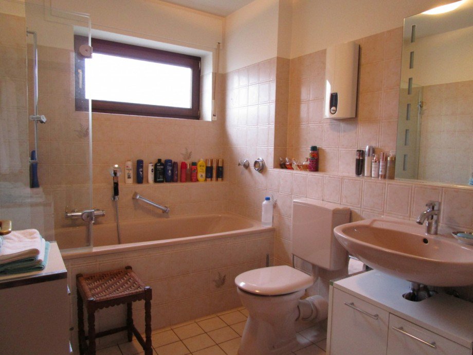 Ansicht Badezimmer mit Wanne und WC Etagenwohnung Sankt Augustin