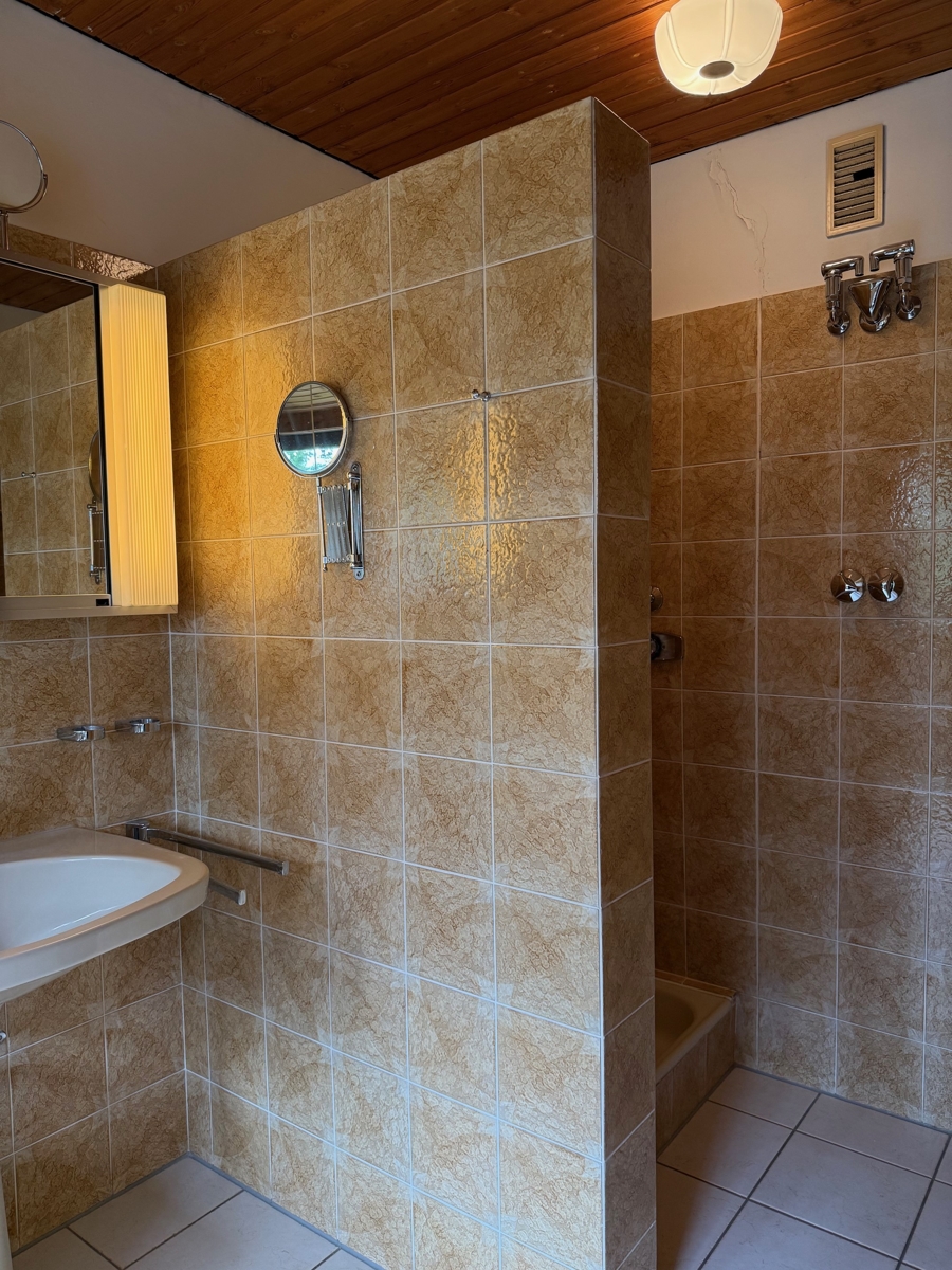 Elternbad mit Wanne und Dusche Zweifamilienhaus Sankt Augustin