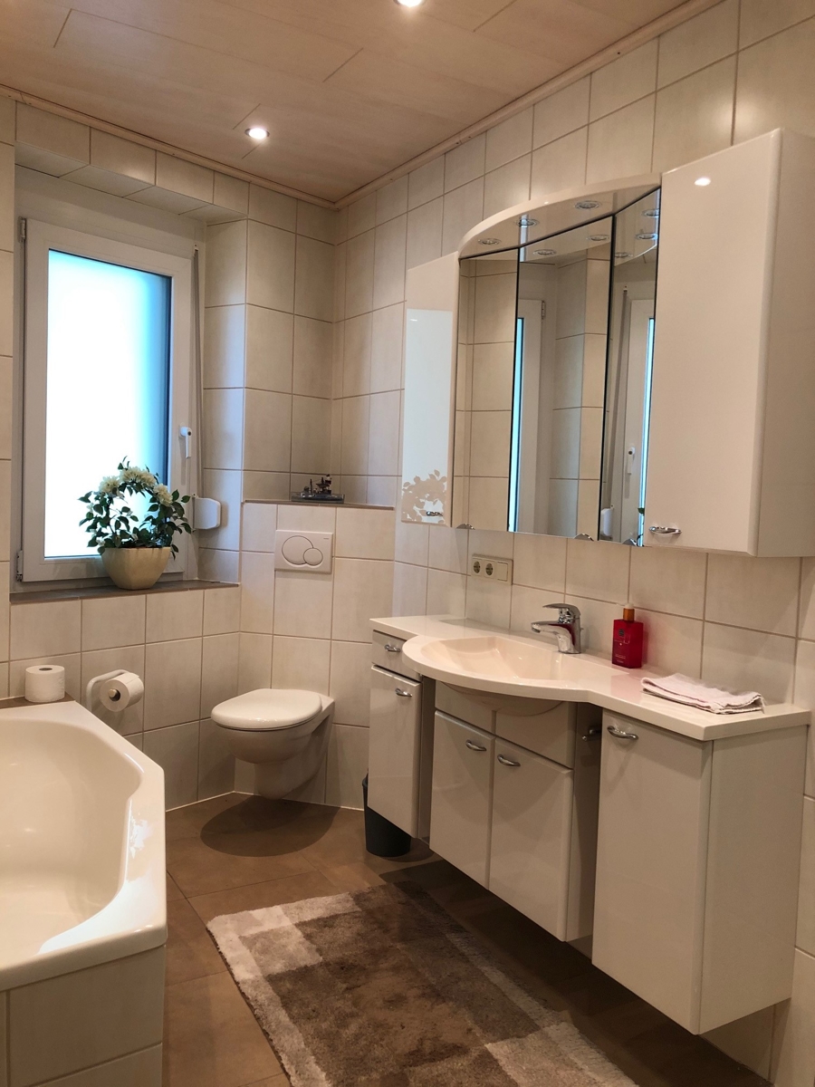 Badezimmer mit Wanne und Dusche Einfamilienhaus Bonn / Endenich