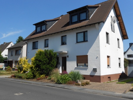 Stra�enansicht Lohmar - Lohmar Zentrum Doppelhaush�lfte LOHMAR -Zentrum-, sch�ne Einfamilien-DHH, 6 Zimmer, ca. 120 m� Wfl., unterkellert, Terrasse, Garage