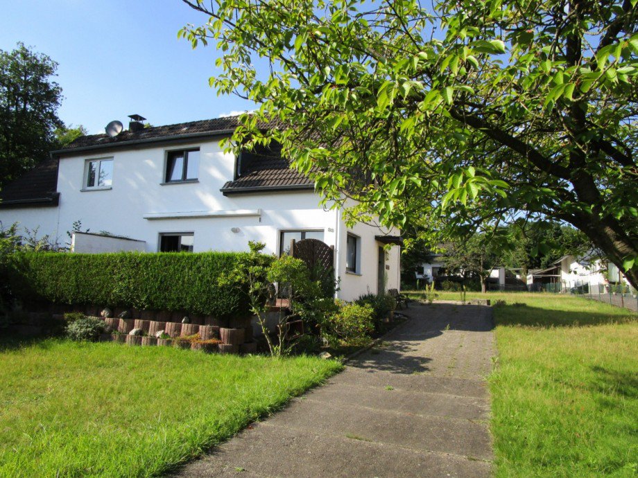 Weg zum Haus Doppelhaush�lfte Siegburg