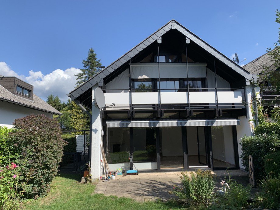 R�ckansicht mit Garten und Terrasse Doppelhaush�lfte Sankt Augustin