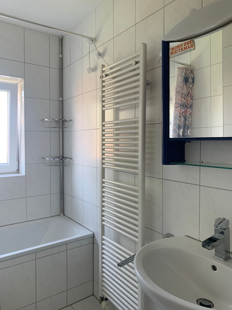 Ansicht Badezimmer mit Wanne und WCWannenbad Etagenwohnung Siegburg
