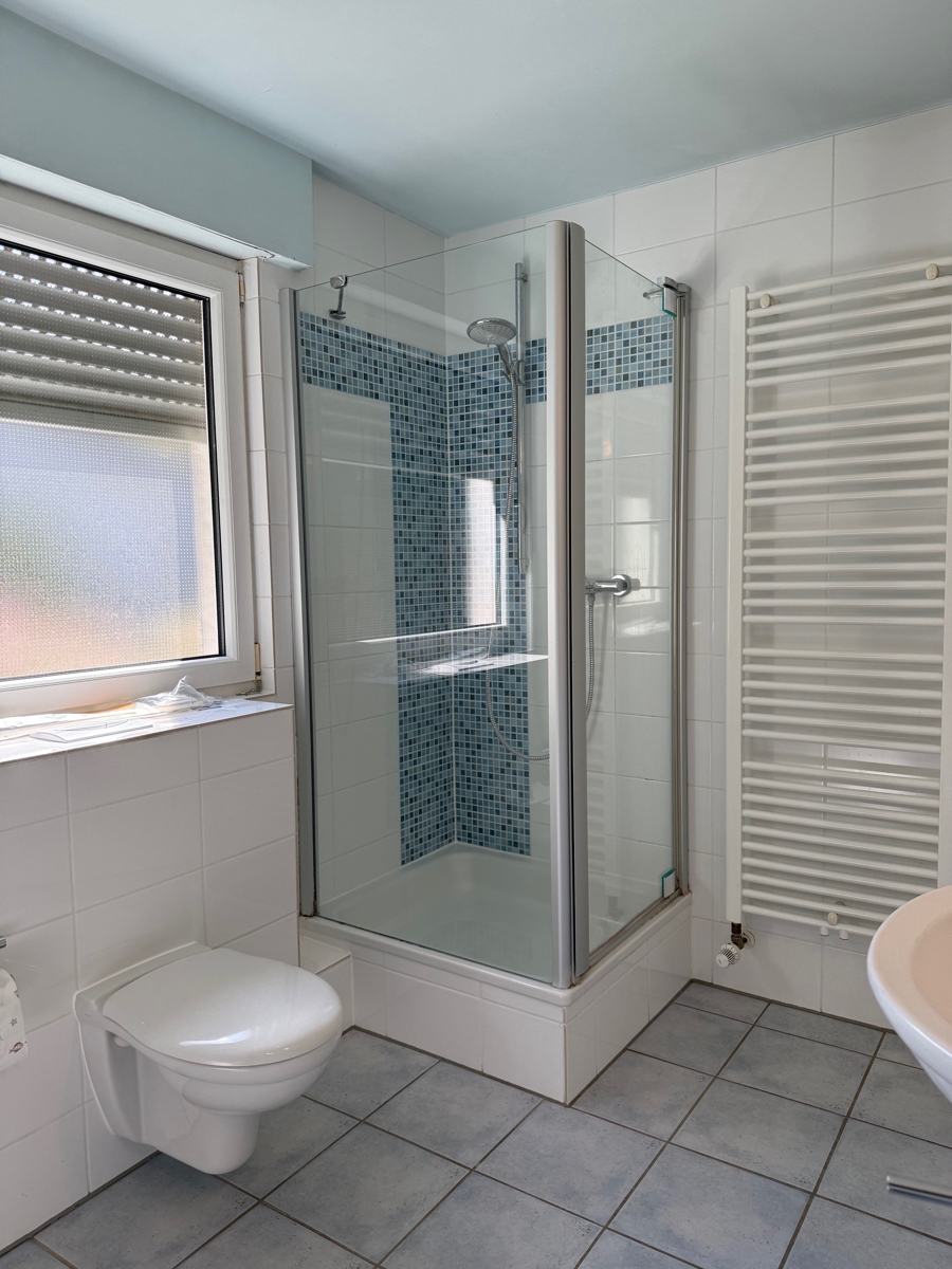 Ansicht Bad mit Wanne und Dusche Doppelhaush�lfte Sankt Augustin