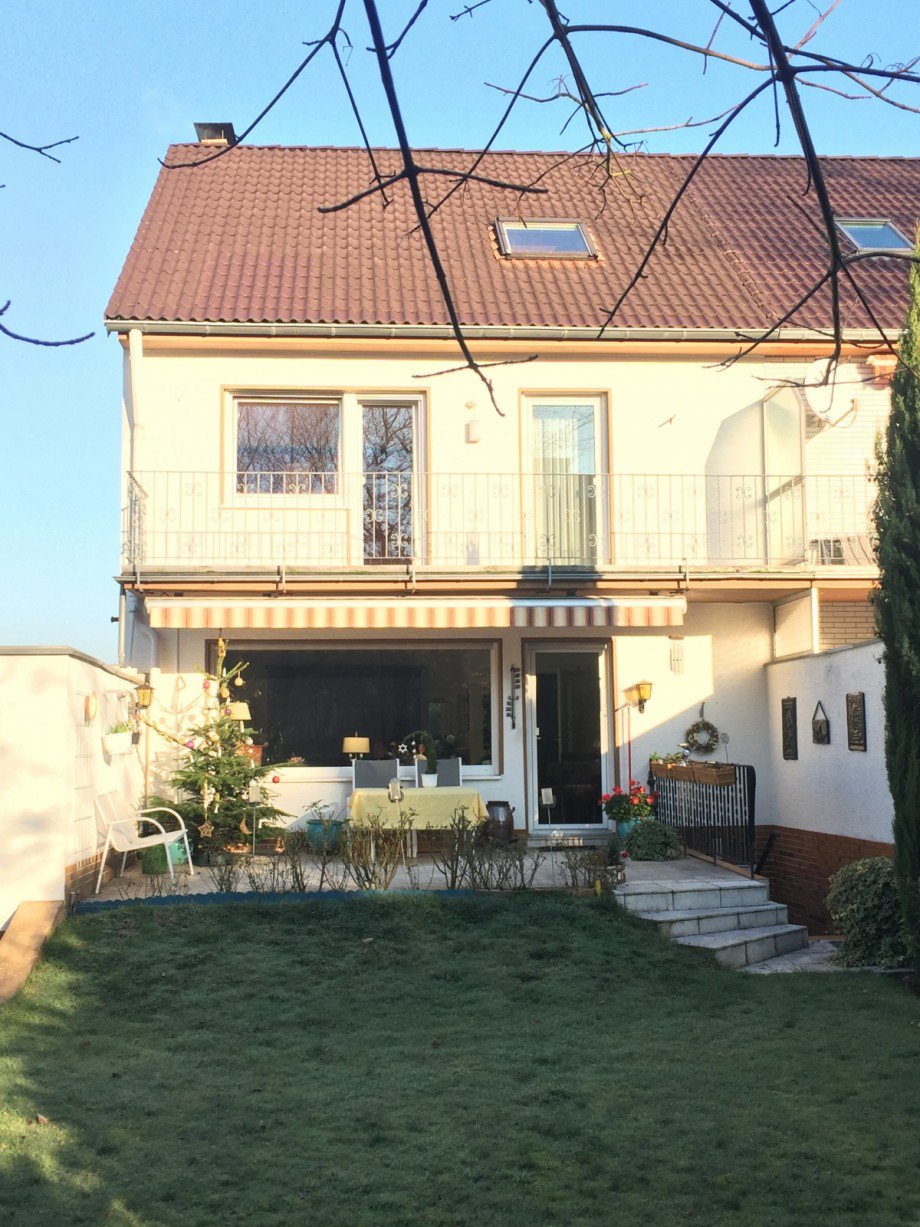 R�ckansicht mit Terrasse und Garten Doppelhaush�lfte Sankt Augustin