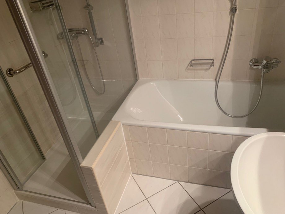 Badezimmer I OG mit Dusche, Wanne und WC Reihenhaus Sankt Augustin