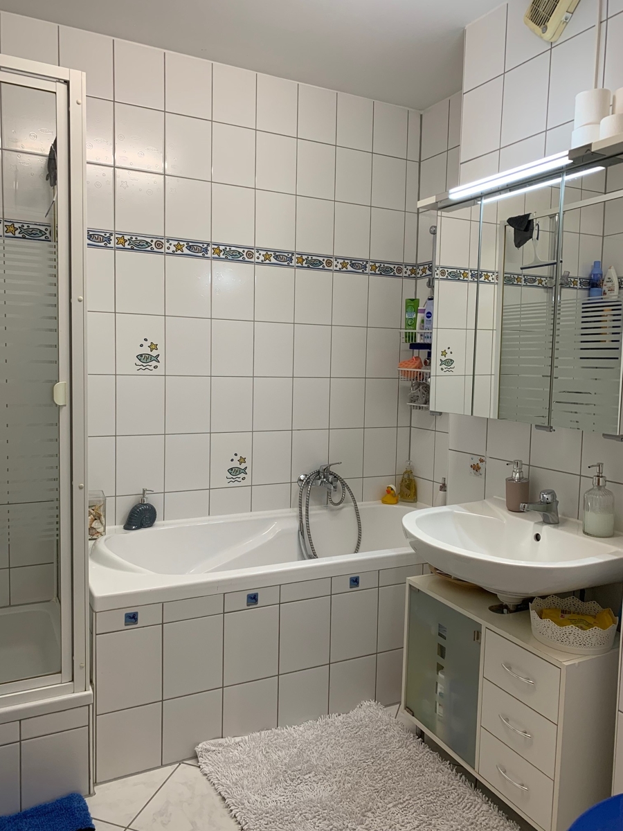 Ansicht Badezimmer mit Wanne und Dusche Reihenhaus Sankt Augustin