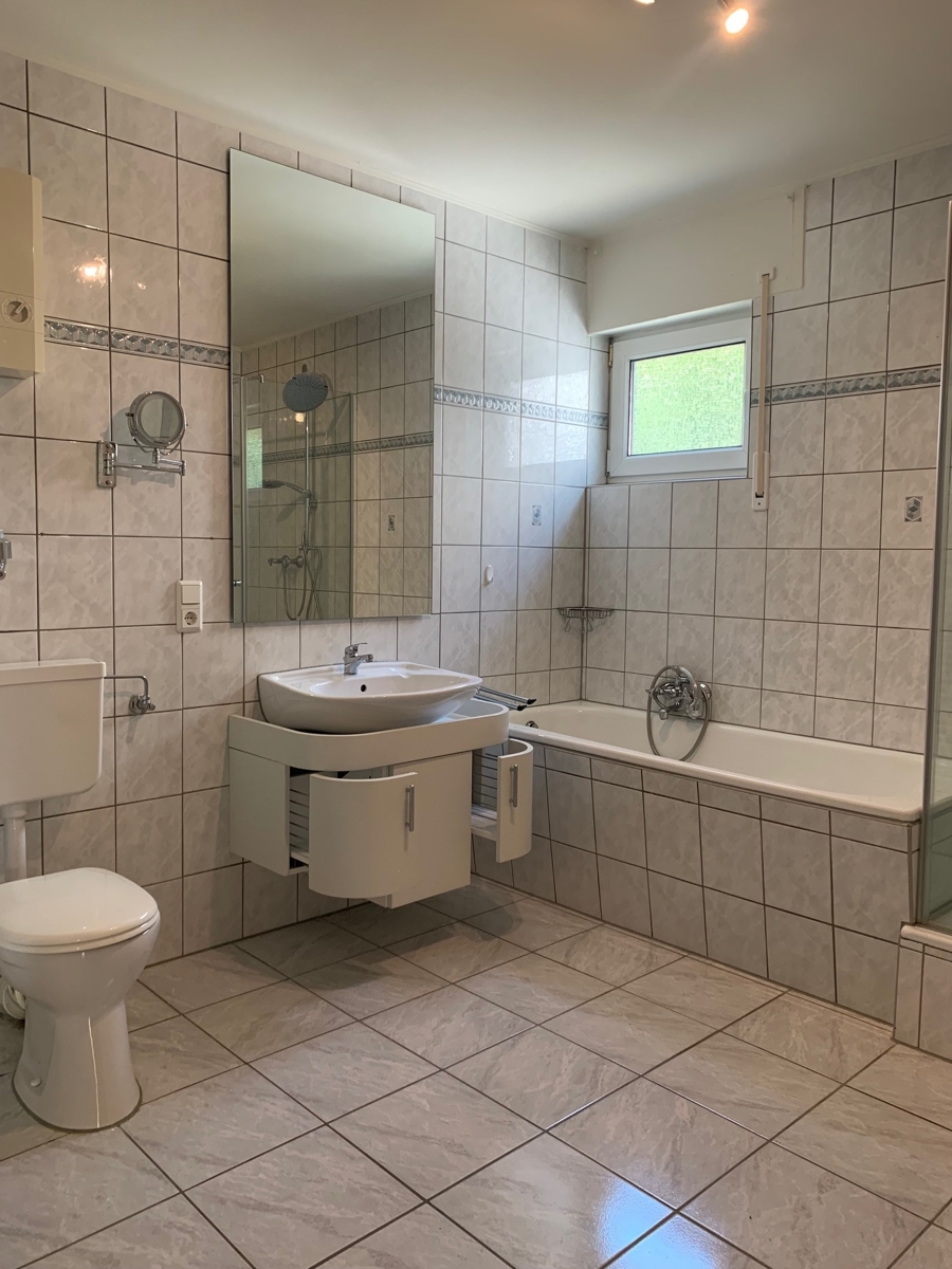 Bad mit Wanne - Dusche - WC Erdgeschosswohnung Sankt Augustin