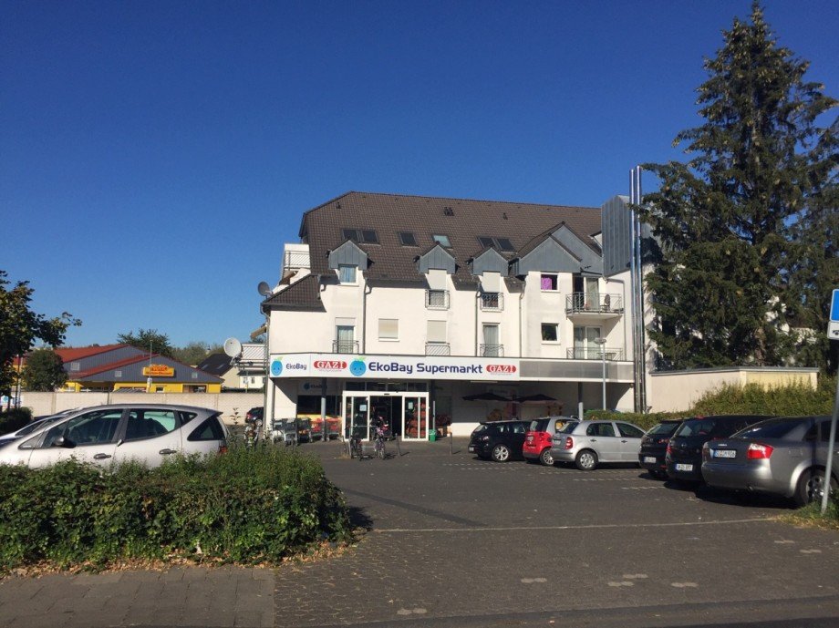 Frontansicht mit Parkplatz Etagenwohnung Sankt Augustin / Niederpleis