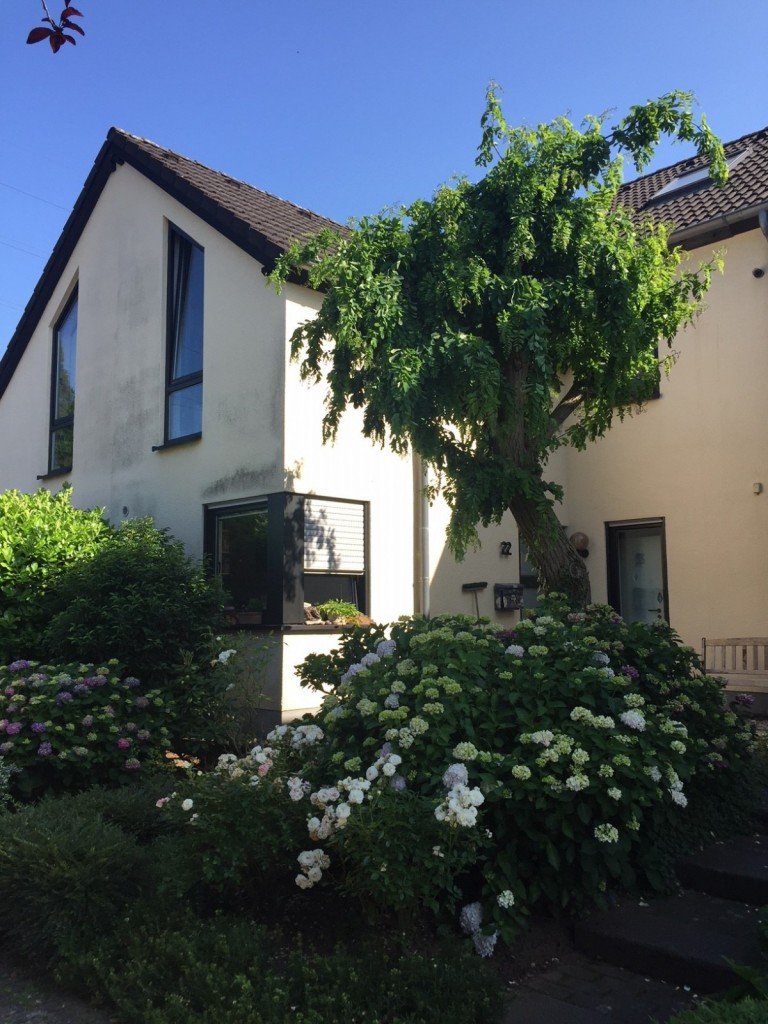 Haus mit Eingangsbereich Sankt Augustin Reihenhaus SANKT AUGUSTIN N�he HIT Reihenhaus, 5 Zi., 2 B�der, Garten, Garage ca. 140 m� Wfl., ca. 224 m� GrSt.
