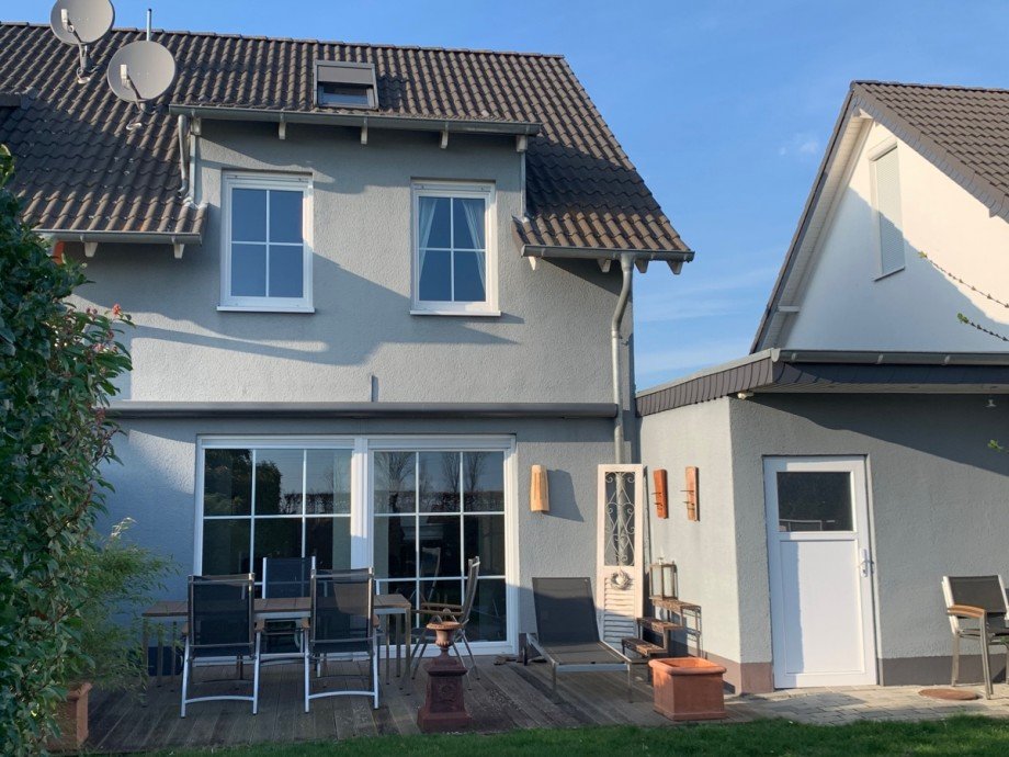 R�ckansicht mit Terrasse Doppelhaush�lfte Niederkassel