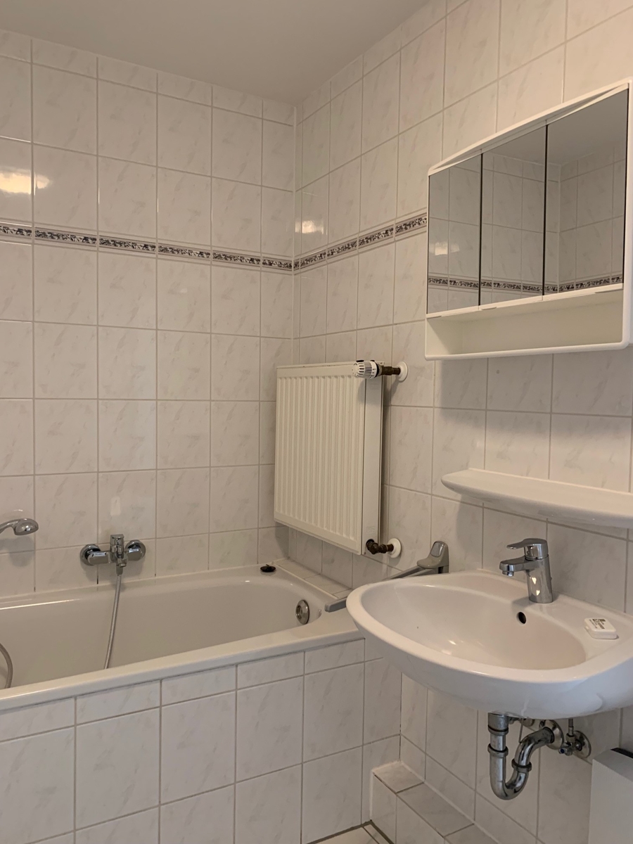 Ansicht Bad mit Wann und Dusche Etagenwohnung Bonn